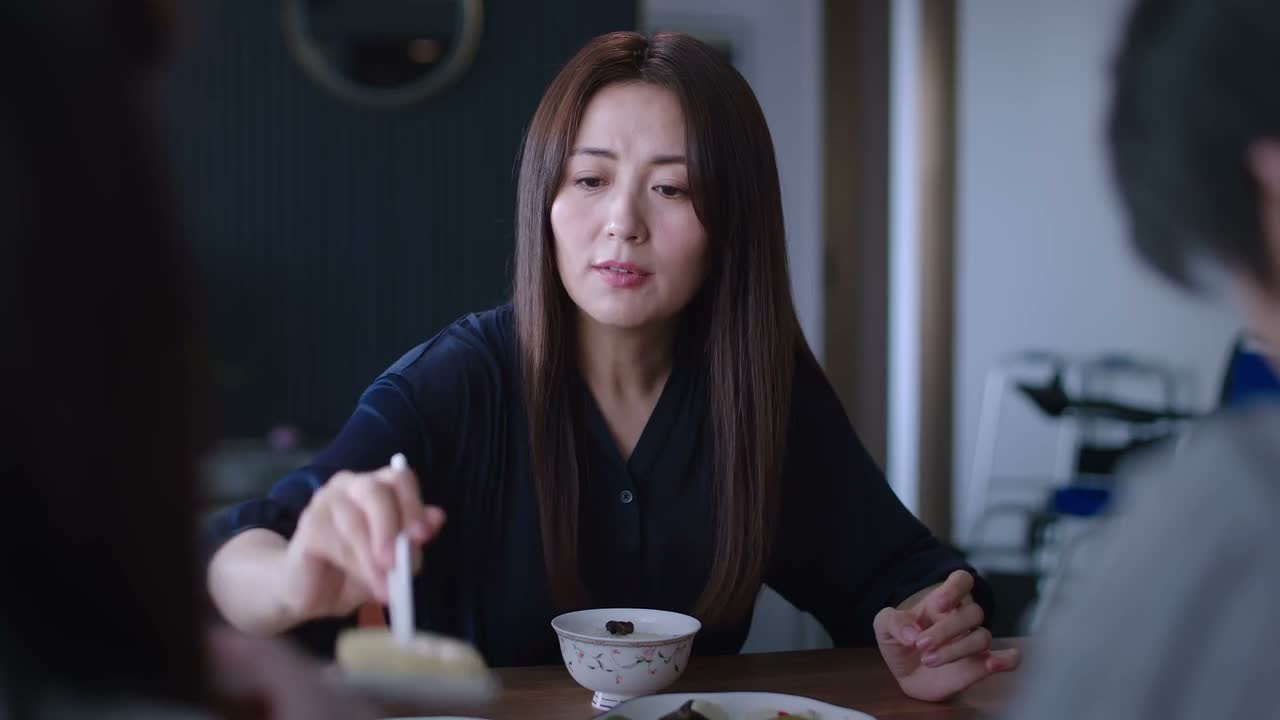 你往后一点 这头发都进碗里了