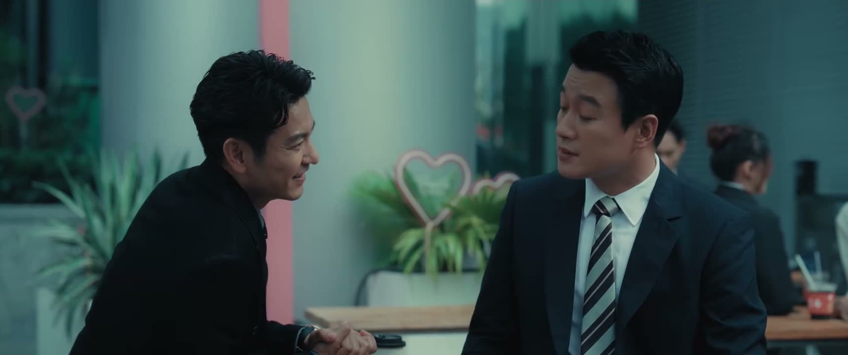 你知不知道 她在我这组业绩是垫底的 知道知道