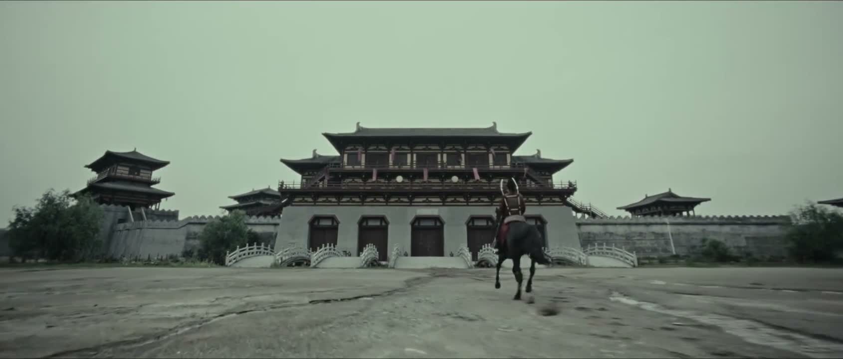 致使满城皆知