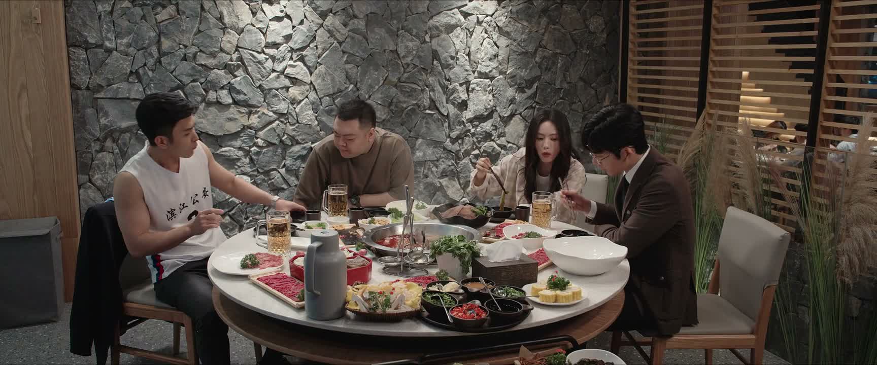 不错 我去接个电话 你们先吃