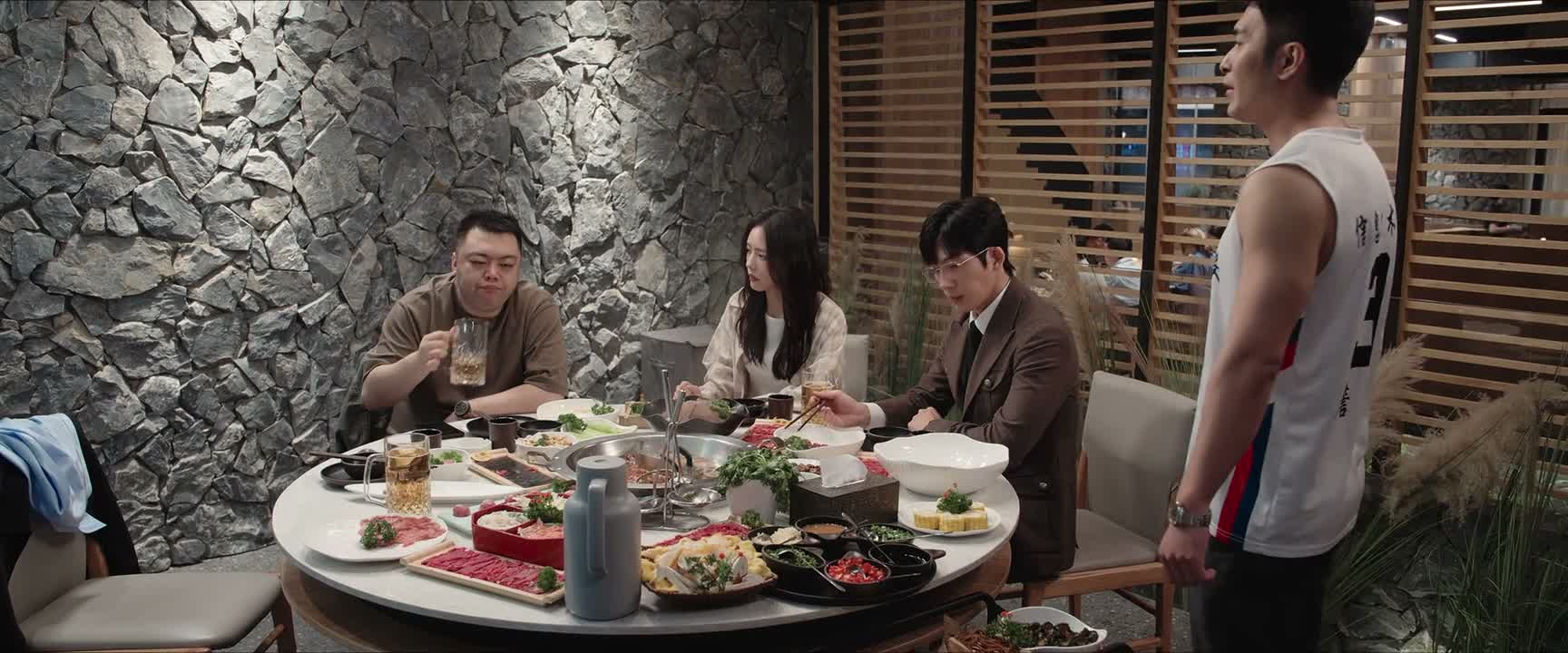 你们俩愣着干吗呢 怎么不吃啊