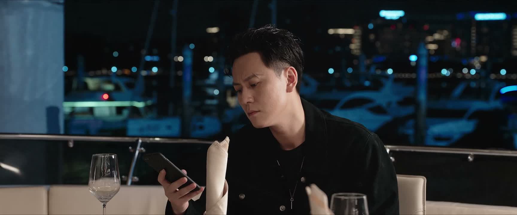 我跟小五两口子吃饭呢