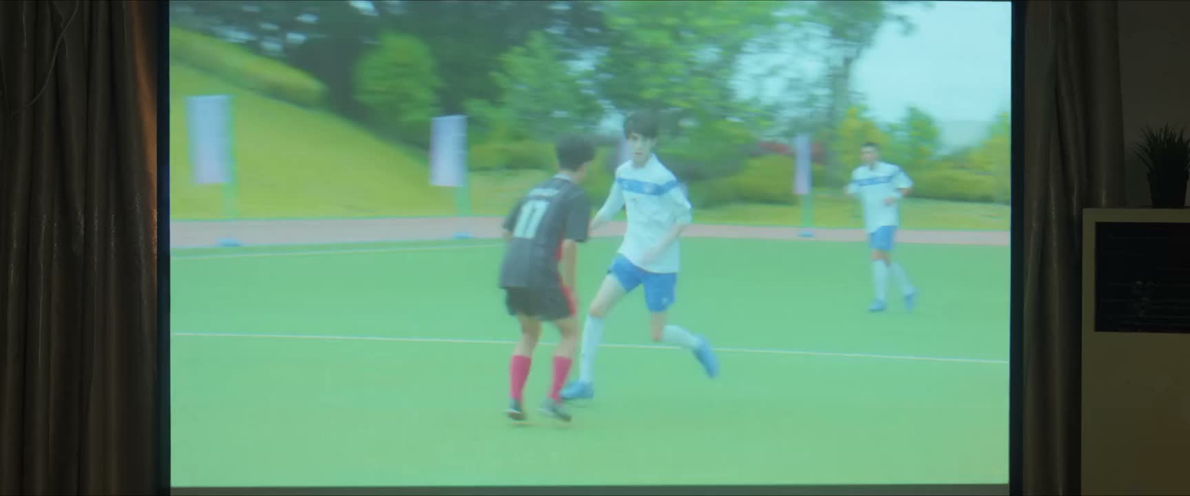 大家注意看文成业的跑位动作