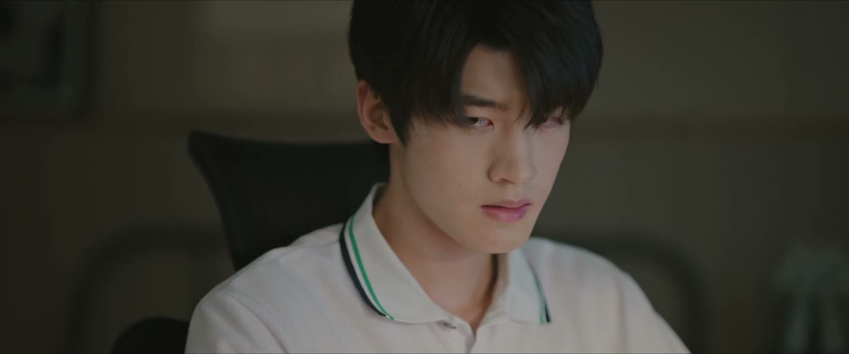 现在还受了伤 你愚不愚蠢啊