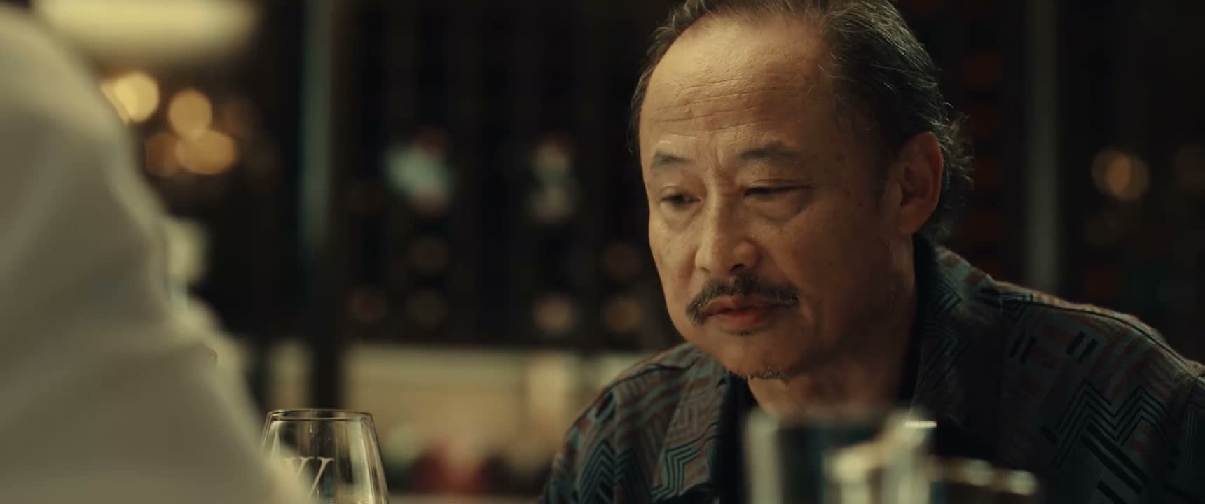 否则我也不会叫你过来 陪我喝闷酒了