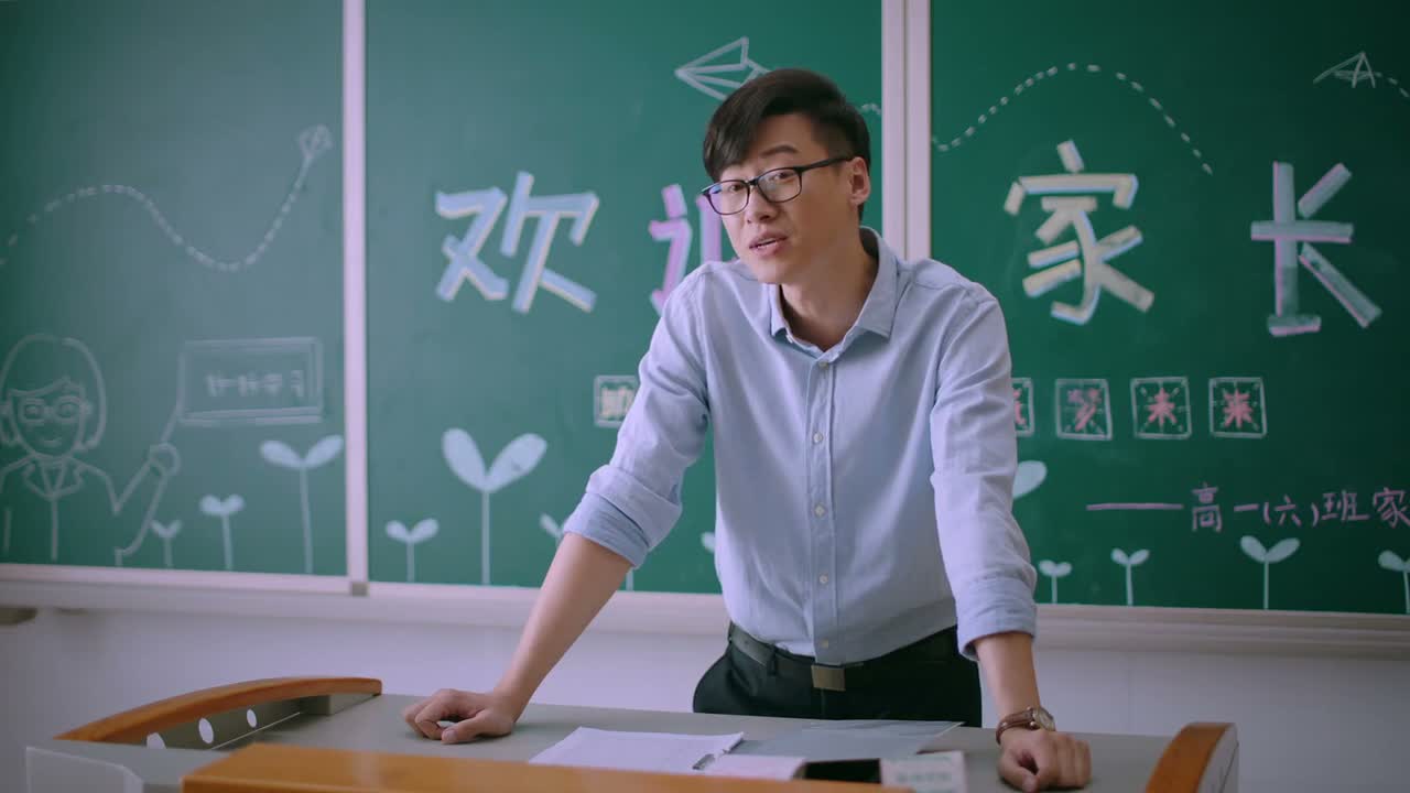 旁边是尖尖的爸爸吧