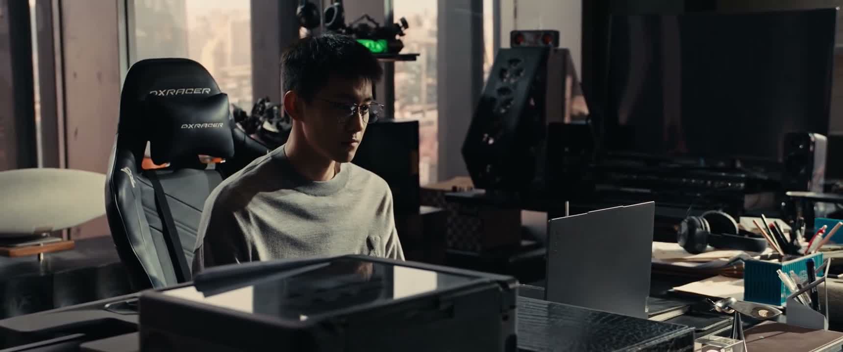 他觉得世界欠他的