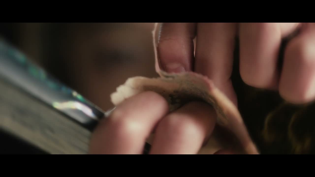 覆上一层薄如蝉翼的纸