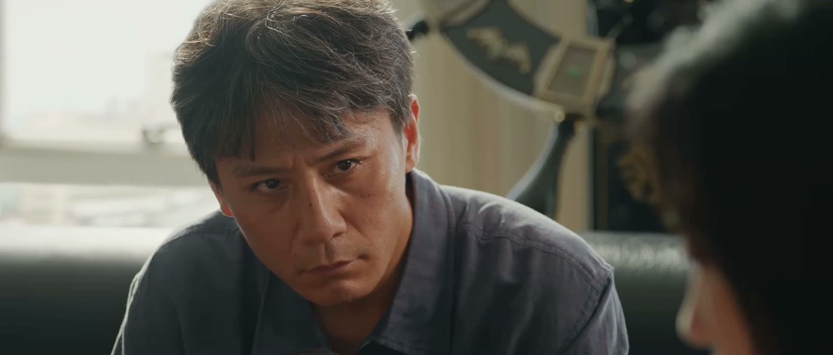 陈校长的眼睛越来越不好