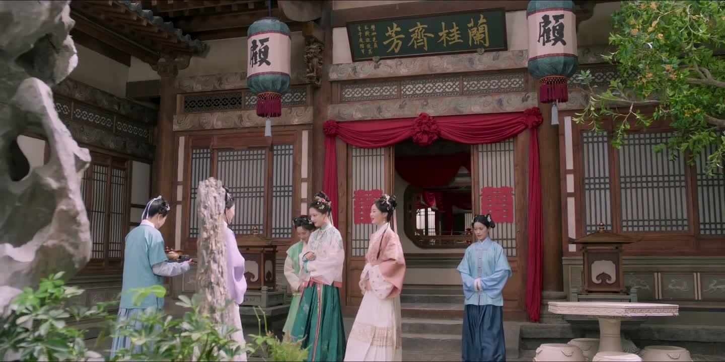 你怎么才来呀 都快开席了