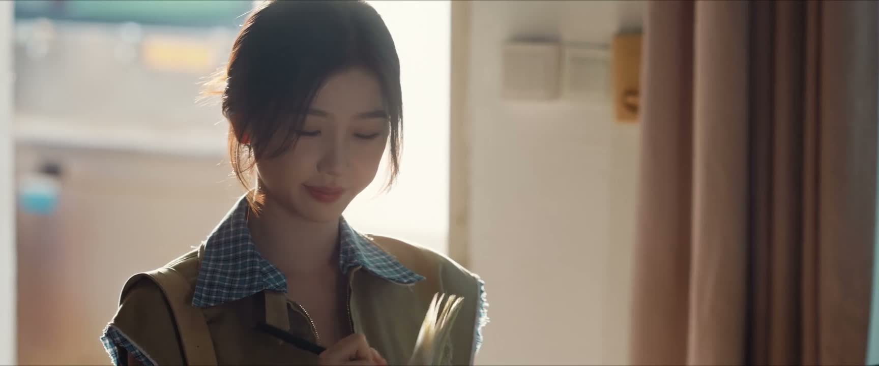 蹦床都给它码好了 整整齐齐地码好