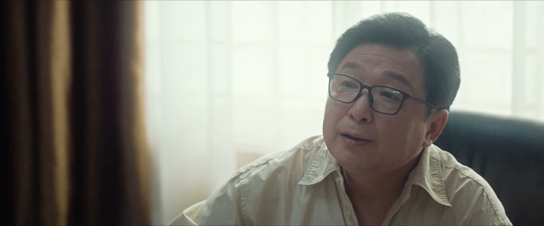 找我有事啊 来 拿凳子 坐着讲