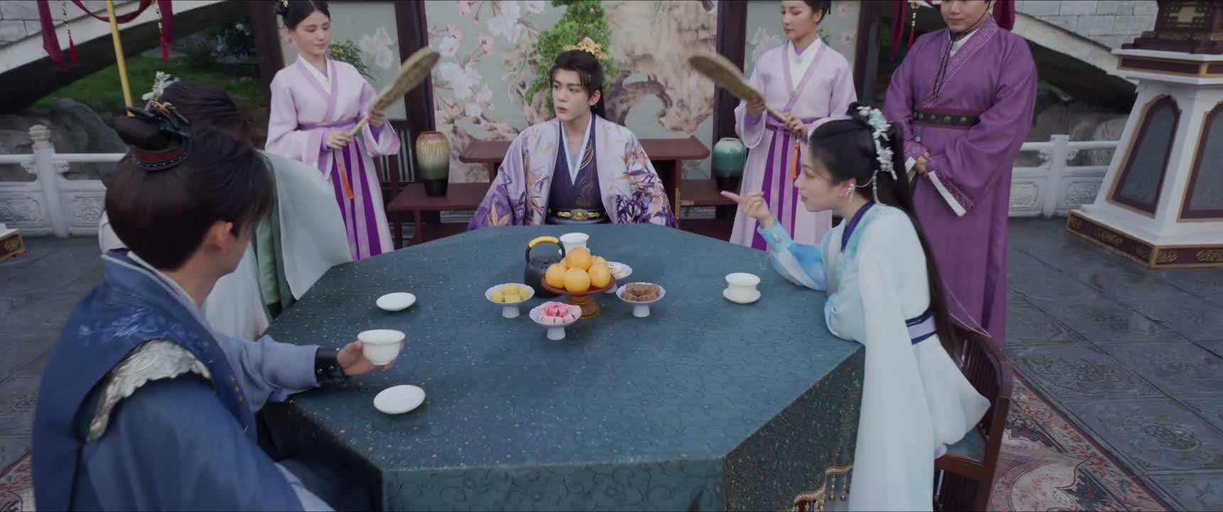 你慢点喝啊 别把茶叶喝下去了