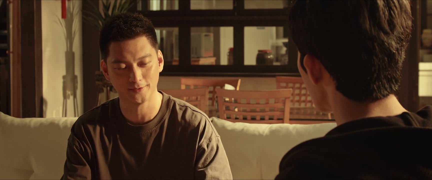 你说你年纪轻轻的 说话怎么跟老古板一样