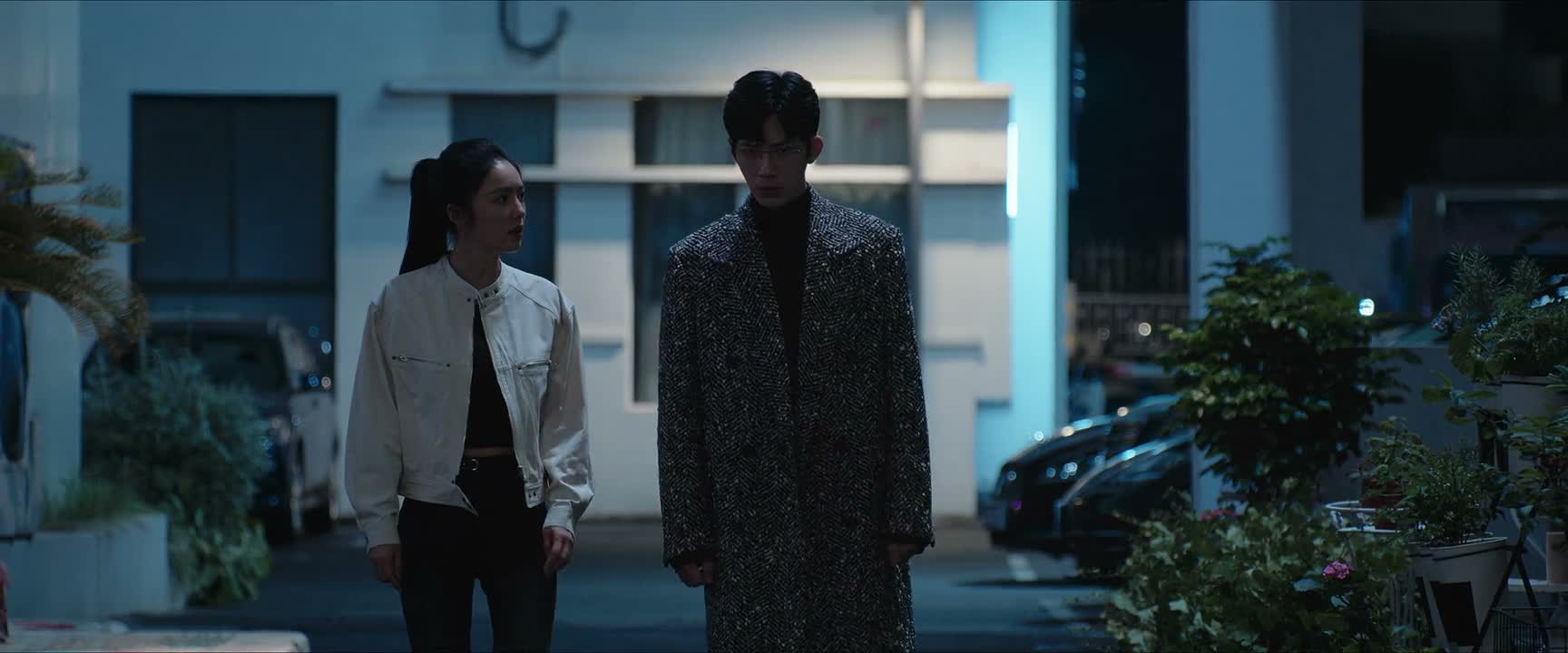 仔仔细细地扎蝴蝶结