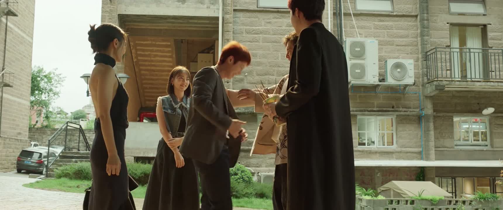 偷谁的衣服穿啊 你爸的吗